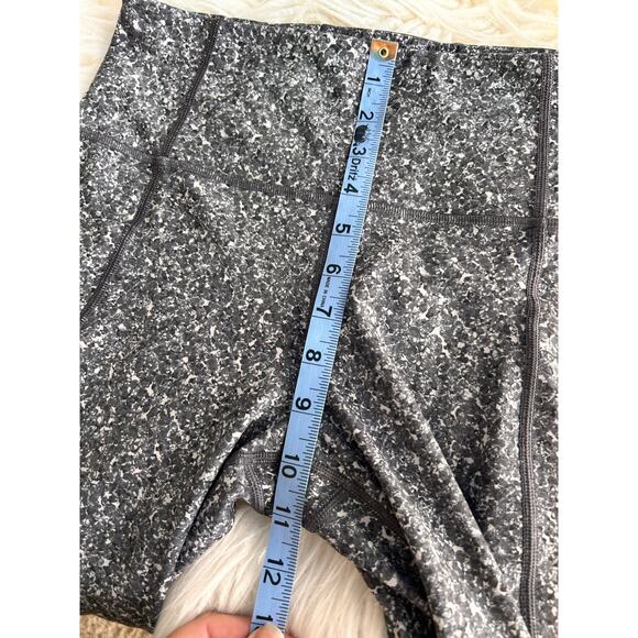 Athleta Women's Cheetah Salutation Stash Pocket Tight Gray White Size Medium - Picture 12 of 15